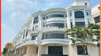 Nguyên Căn Góc 2 Mặt Tiền 300m² – Hoàn Thiện Mới 100% – Vạn Phúc City