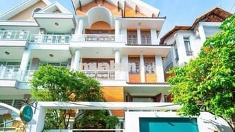 NGANG 8M, NHÀ ĐẸP, CÓ SÂN MẶT TIỀN SỐ 169 HOA LAN QUẬN PHÚ NHUẬN
