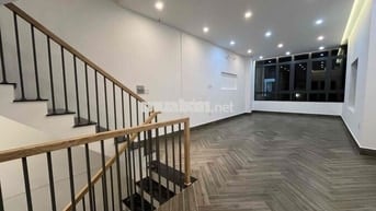 Nhà mặt tiền 80m2, với 30m2 vỉa hè riêng. Chính chủ