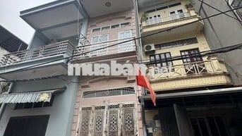 Nhà 4 tầng dân xây cạnh QL32 gần ĐHCN, ô tô dừng đỗ tại cửa