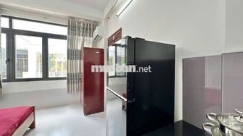 PHÒNG CỬA SỔ LỚN NGAY CON ĐƯỜNG ẨM THỰC THÀNH THÁI GẦN TÔ HIẾN THÀNH..