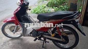 Xe máy Honda màu đỏ, chất liệu kim loại, nhựa