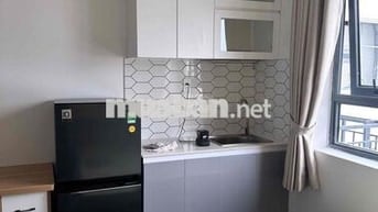 studio cửa sổ lớn thoáng mát full nội thất