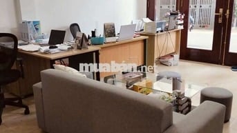 có văn phòng cho thuê văn phòng chia sẵn thành 2 phòng LH: ***