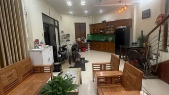 Bán nhà phố Ngọc Lâm 43m²x 3 Tầng , trung tâm phố , Giá 9,8 tỷ
