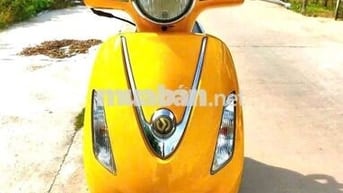 Xe máy Attila màu vàng cho nữ