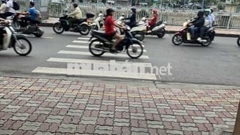 Nhà mặt tiền đường, 70m2, 6 phòng, đường Bến Bình Đông
