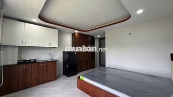 phòng full nội thất cửa sổ thoáng mát