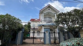 Nhà biệt thự 1 trệt 1 lầu đầy đủ nội thất, có sân rộng có 5 phòng ngủ