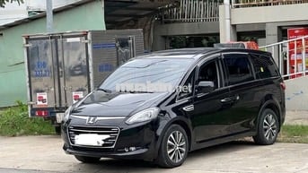 Ô tô Luxgen M7 màu đen 7 chỗ