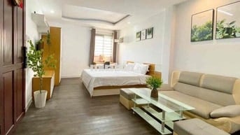 Căn hộ full nội thất cửa sổ lớn, sẵn ghế sofa ngay ngã tư hàng xanh