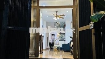 Nhà mới thiết kế đẹp, 1 trệt 3 lầu. 5 phòng ngủ quận Phú Nhuận