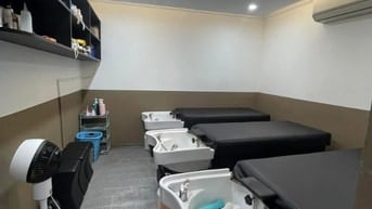 Bán Nhà Kinh Doanh, Mặt Phố Quỳnh Mai 98m, tầng 1, mt 4.4m, 10.5 tỷ