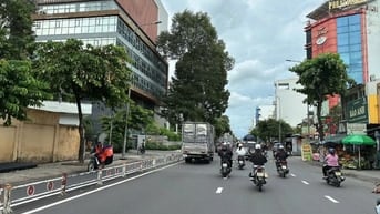 Chỉ 9.5 tỷ có nhà HXH Nguyễn Thái Sơn ngang 4.6m 5T có hầm 64m2 gần BV