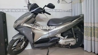 Xe máy Honda Air Blade màu bạc đã qua sử dụng