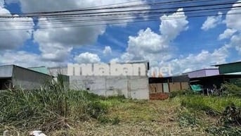 Ra LÔ ĐẤT GẦN UBND HƯNG LONG HẺM  5,3m