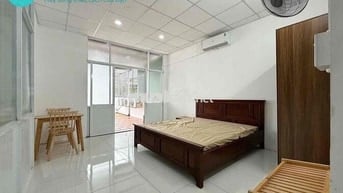 CHO THUÊ PHÒNG CÓ BAN CÔNG SIÊU RỘNG TÁCH BẾP ĐẦY ĐỦ NỘI THẤT MỚI XÂY