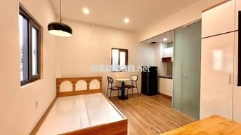 Căn Hộ Cửa Sổ Trời ... Đi Bộ Qua Bùi Viện