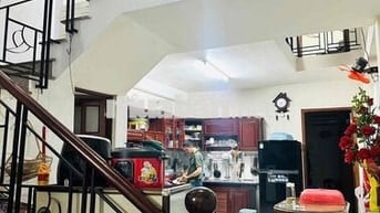 Nhà mặt tiền trệt 2 lầu 4*25; có sân đậu xe hơi tiện KD