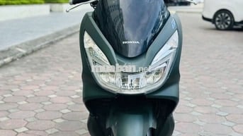 Xe máy Honda PCX màu xanh rêu, dùng xăng