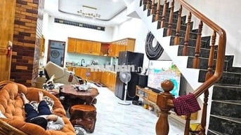 NHÀ ĐẸP MỚI TRỆT LẦU, 2PN, SÂN ĐẬU XE HƠI, NỘI THẤT. GẦN CẦU BẾN PHÂN