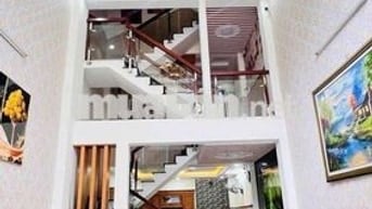 Nhà trệt  3 lầu 4 pn 4wc xe hơi đậu trong nhà