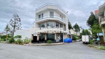 CHO THUÊ NHÀ GÓC 2 LẦU + SÂN THƯỢNG KHU DÂN CƯ NAM LONG