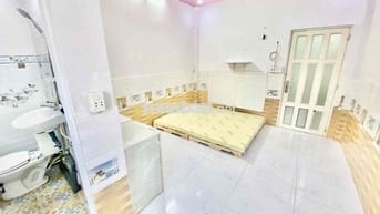 TRỐNG SẴN STUDIO RỘNG RÃI CỬA SỔ TRỜI THOÁNG MÁT PHÙ HỢP Ở 1-3 NGƯỜI