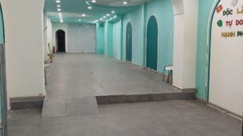 Cho thuê nhà mặt tiền đẹp còn 1 căn duy nhất , số 576 đường 3/2 P14 Q1