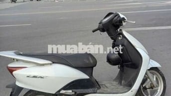Xe máy Honda Lead màu trắng, số tự động
