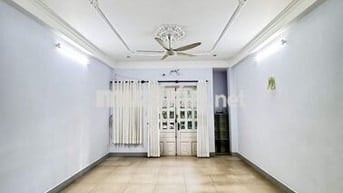 Cho thuê nhà mặt tiền 90m2 3 tầng + sân thượng