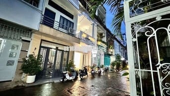 Nhà VIP Lê Quang Định – Hẻm Xe Hơi – 5PN Sân Thượng – 24Tr/Tháng