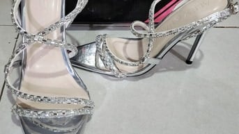 Pass lại đôi giày tiệc còn mới sang chảnh!