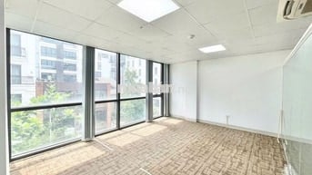 Cho thuê văn phòng Trung Kính 90m2 12tr chia sẵn 2 phòng free dvu