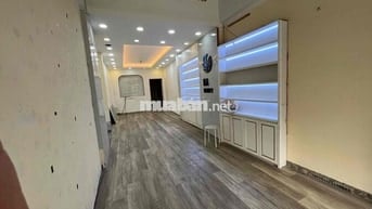 CHO THUÊ NHÀ MẶT TIỀN - 1 TRỆT 4 LẦU ST - NHÀ CÒN MỚI - GẦN HÀNG XANH