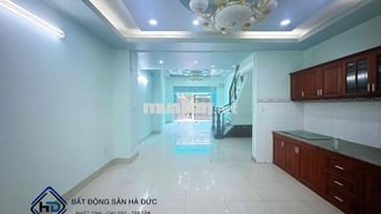 Nhà trệt 3 lầu 5x30 đường nhựa 10m thông cách UBND Quận 100m