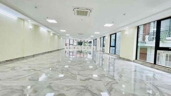 Cho thuê văn phòng tại Láng Hạ 180m2 giá 28t view full kính mới keng