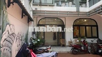 Cho thuê nhà góc đẹp Đặng Tất Q1 – 300m², trệt 1 lầu