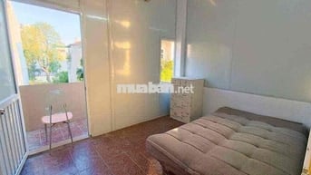 Phòng Ban Công 445 Lạc Long Quân Giá 2X vào ở Ngay