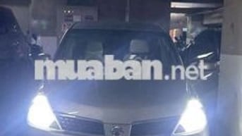 Ô tô Nissan Tiida màu vàng cát, xuất xứ Nhật