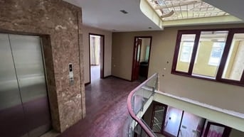 Nhà Lô góc, giữa 2 hồ điều hoà lớn, 7 tầng hiện đại, cực gần mặt phố