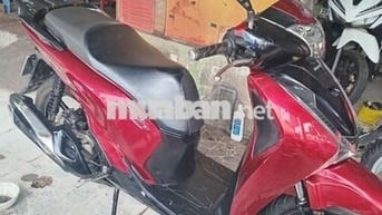 Xe máy Honda SH màu đỏ, số tự động
