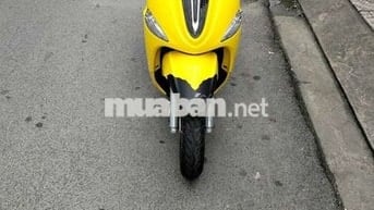 Xe máy Yamaha Nozza màu vàng, số tự động