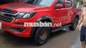 Ô tô Chevrolet Colorado màu đỏ, chạy dầu