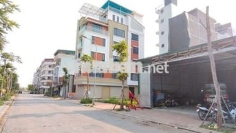 Cho thuê mảnh đất Ngọc Thuỵ để làm kho sưởng, gara otô, DT 180m,Mt 12m