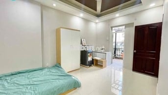 PHÒNG BAN CÔNG FULL NỘI THẤT - NGAY CHỢ HOÀNG HOA THÁM