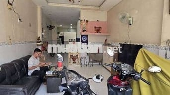 Quá đã: 6,2 tỷ. Nhà đẹp ở ngay Kinh Dương Vương. 3 tầng. Dt:72m2. 5PN