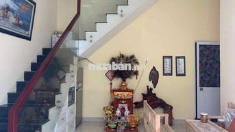 nhà 2 tầng sạch sẽ + 5 phòng trọ dt đất 100m2 ngang gần 7m