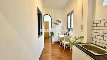 CHO THUÊ CHDV 2 PHÒNG NGỦ CỬA SỔ TRỜI NẰM SÁT BÊN QUẬN 1