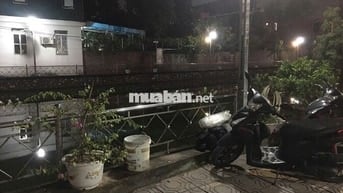 Cho thuê nhà lâu dài view mặt hồ thoáng mát